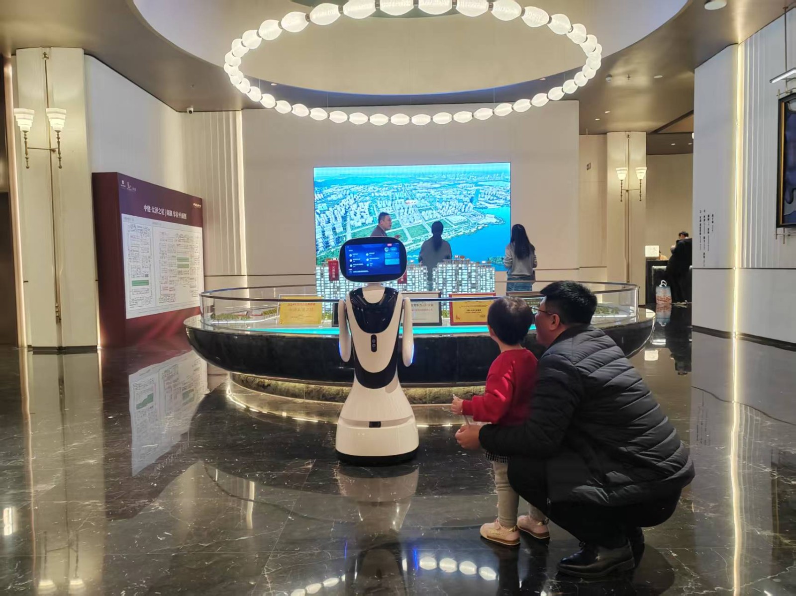 科技为生活添温度，中建·太泽之星“小鱼”上岗，重新定义湖畔看房体验