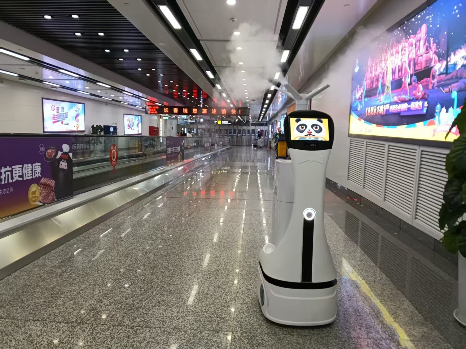 13500平米的“安全守护者”：长春龙嘉机场里的智能消杀机器人