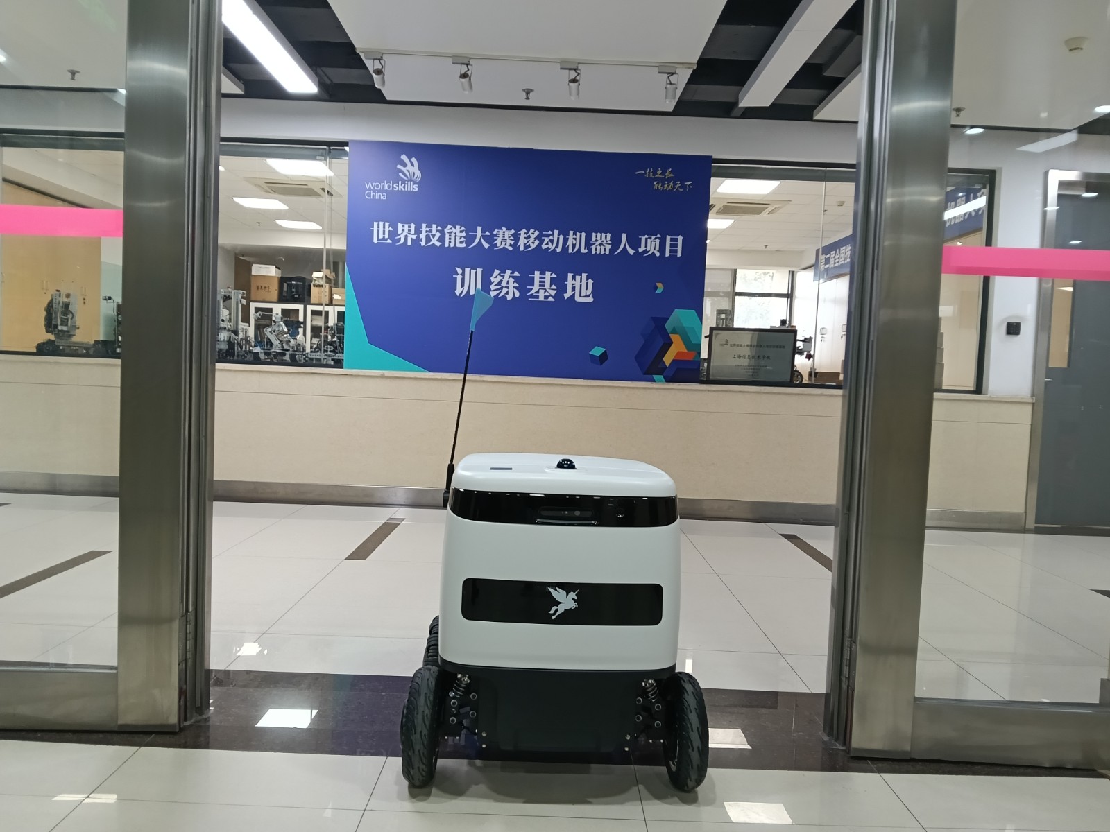 科技赋能智慧校园！飞毛腿室内外配送机器人亮相上海信...