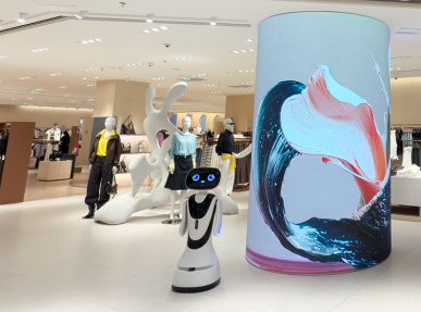 UR 苏州万象天地店｜潮流服务再升级！小鱼迎宾机器...