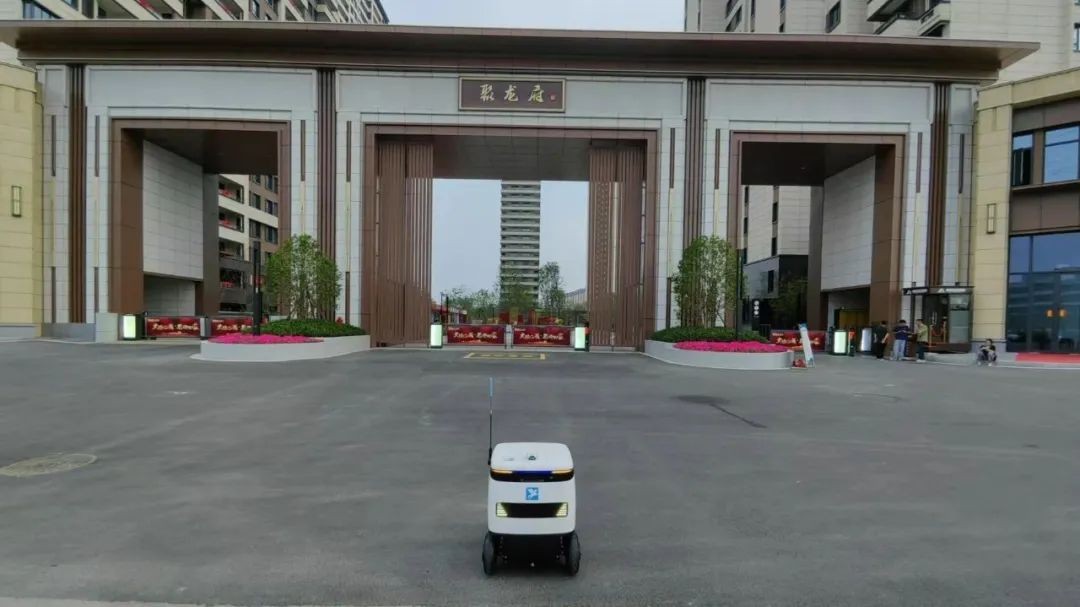 飞毛腿配送机器人入驻“盐城射阳聚龙府”，...