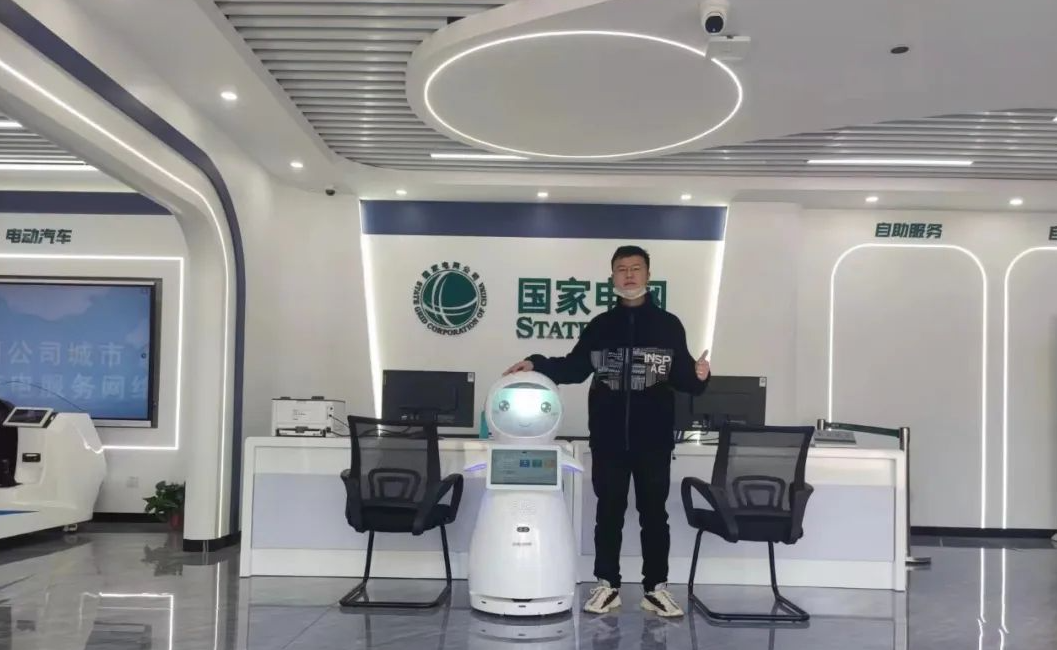 小雪接待机器人 入驻“娄底市国家电网”