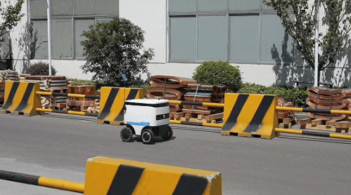 机器人“闪送”来了！飞毛腿室内外配送机器人在两大名企干得怎么样？