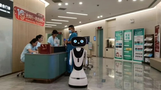 萌新员工上岗！上海新视界东区眼科医院迎来小鱼机器人...