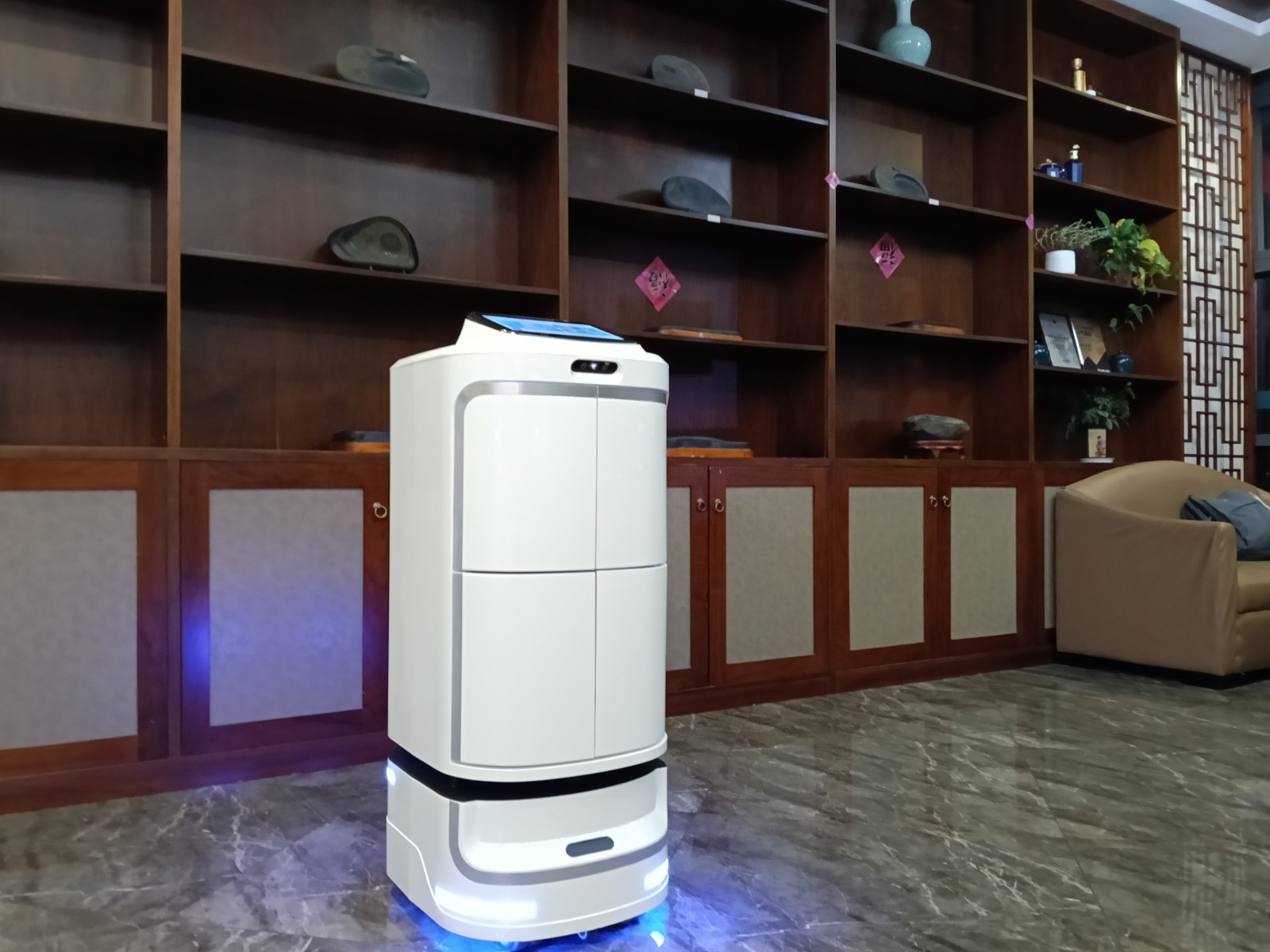 飞毛腿机器人进驻苏州相城都市花园酒店，配...