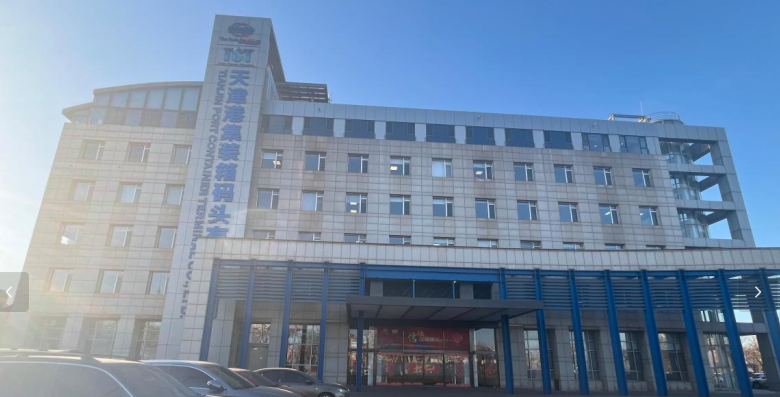 智慧赋能！天津港集装箱码头“小鱼”机器人...